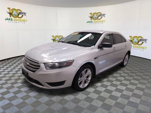 Used 2017 Ford Taurus SE image 4