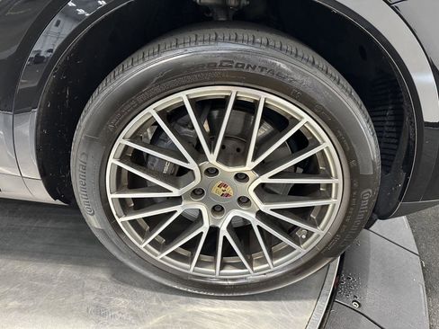 Used 2022 Porsche Cayenne Platinum Edition image 14