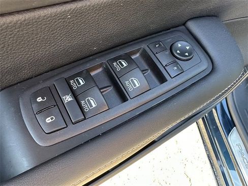 New 2025 Chrysler Pacifica Select image 31