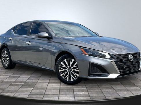 Used 2023 Nissan Altima 2.5 SV AWD/4WD image 12
