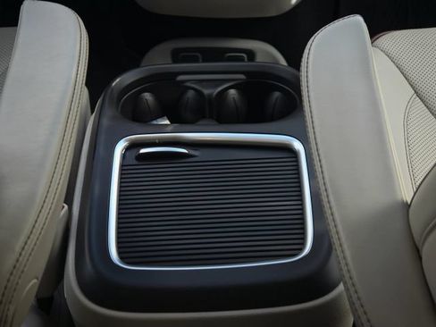 Used 2017 Chrysler Pacifica Limited w/ UConnect Theater Package FWD image 35