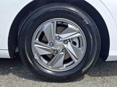 Used 2025 Hyundai Elantra SE image 8