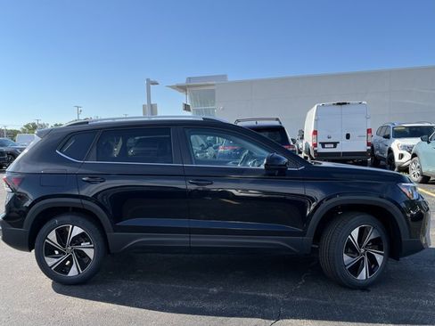 New 2026 Volkswagen Taos SE AWD/4WD image 3