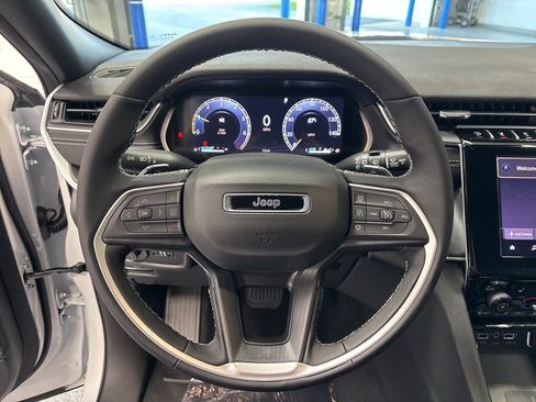 New 2025 Jeep Grand Cherokee L Altitude image 15