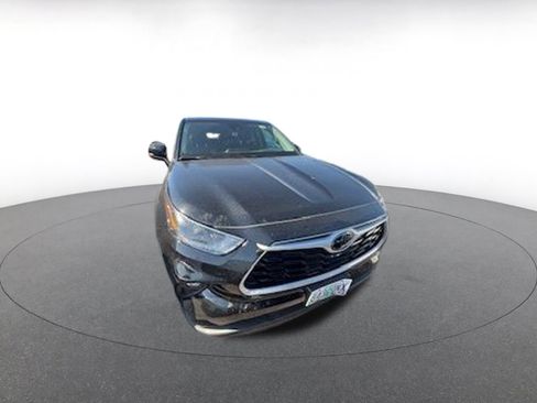 Used 2025 Toyota Highlander LE image 1