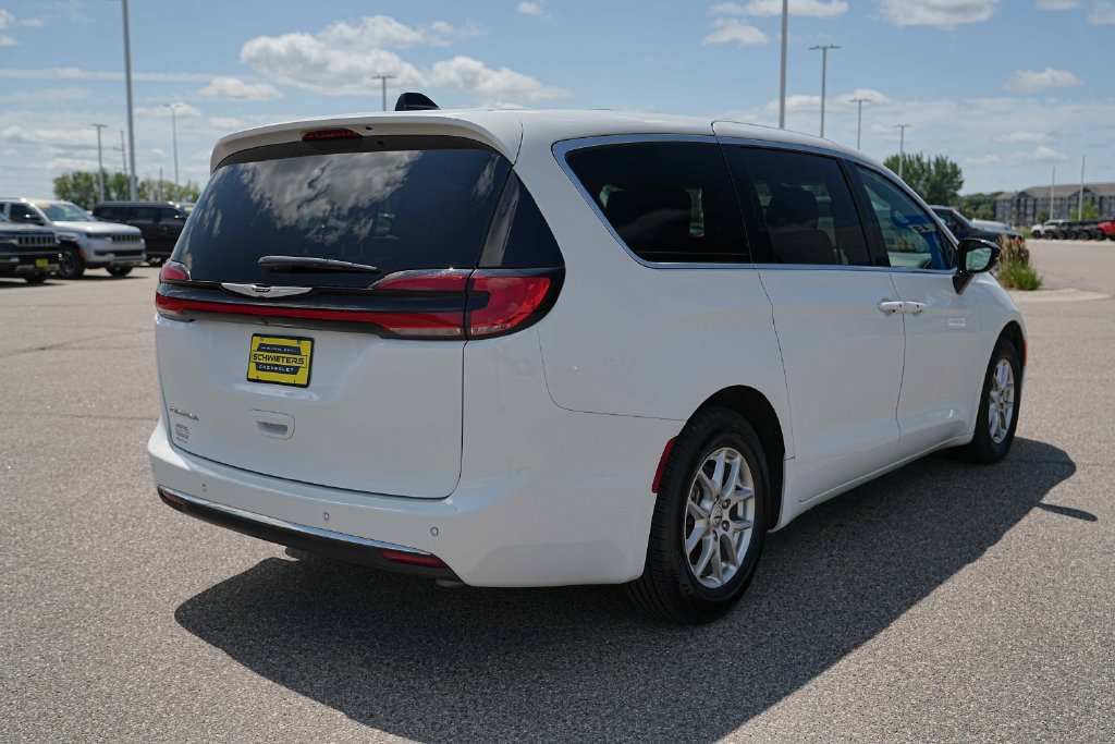 Used 2025 Chrysler Pacifica Select FWD image 7