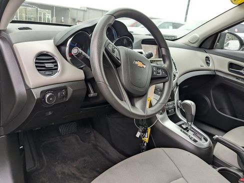 Used 2016 Chevrolet Cruze LT image 2