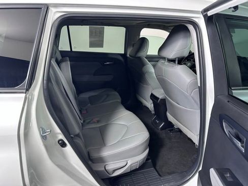 Used 2023 Toyota Highlander XLE AWD/4WD image 12