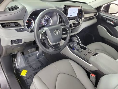 Used 2025 Toyota Highlander XLE FWD image 19
