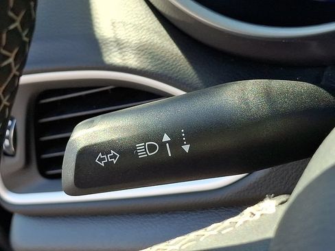 Used 2025 Chrysler Pacifica Select FWD image 26