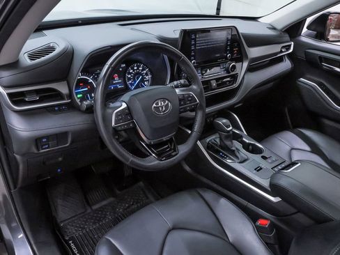 Used 2020 Toyota Highlander XLE image 2