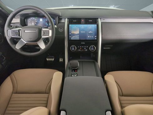 Certified 2025 Land Rover Discovery Dynamic SE image 13
