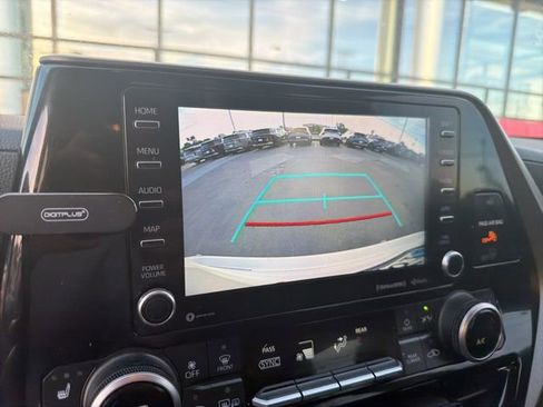 Used 2020 Toyota Highlander XLE image 6