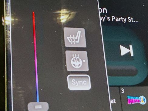 Used 2025 Chrysler Pacifica Select image 24