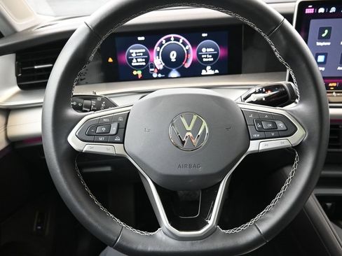 Used 2025 Volkswagen Tiguan SE w/ Panoramic Sunroof Package image 25