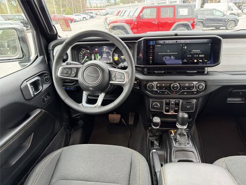 Used 2025 Jeep Wrangler Unlimited Sahara AWD/4WD image 22