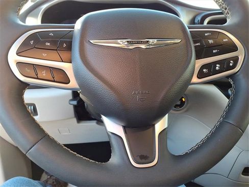 Used 2024 Chrysler Pacifica Touring-L image 12