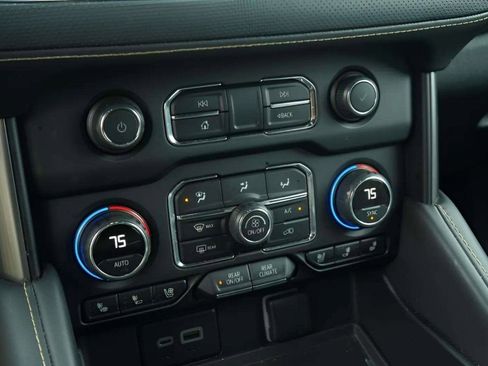 Used 2024 Chevrolet Suburban Premier image 33