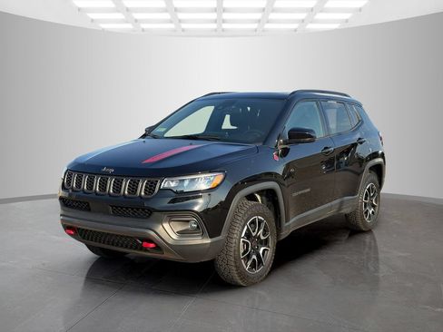 Used 2025 Jeep Compass Trailhawk w/ Sun & Sound Group AWD/4WD image 7