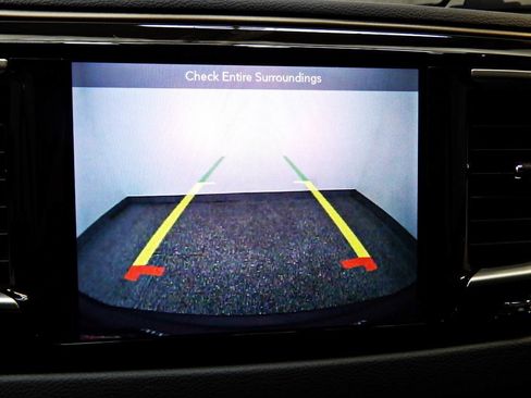 Used 2019 Chrysler Pacifica Touring-L FWD image 17