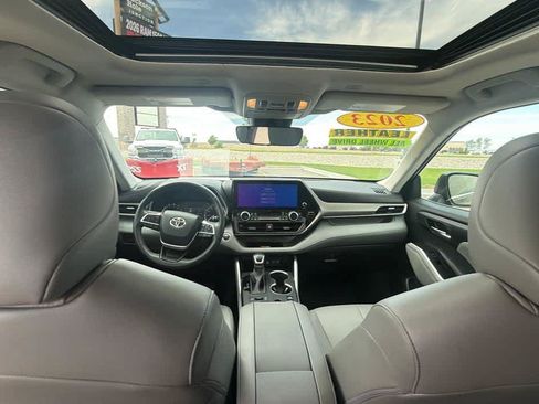 Used 2023 Toyota Highlander XLE AWD/4WD image 21