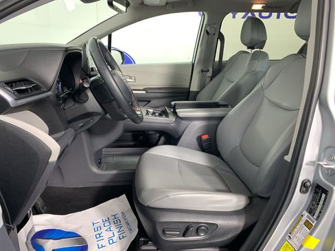 Used 2023 Toyota Sienna XLE FWD image 15