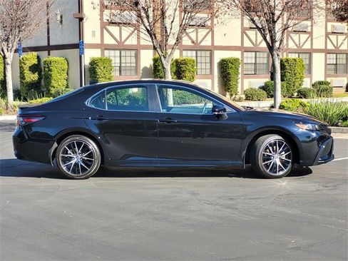 Used 2024 Toyota Camry SE image 4