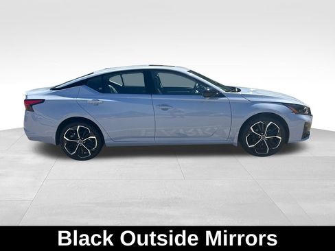 Used 2023 Nissan Altima 2.5 SR w/ SR Premium Package image 7