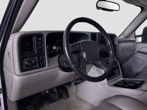 Used 2006 GMC Sierra 2500 SLT w/ Onstar Plus Package AWD/4WD image 9