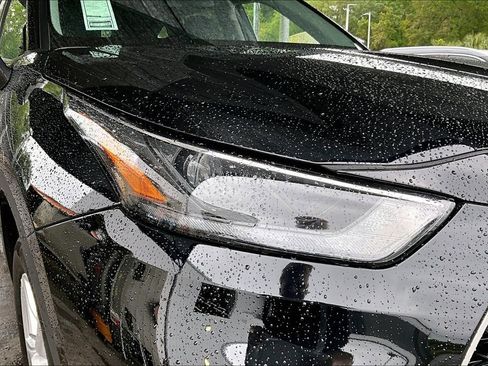 Used 2025 Toyota Highlander LE FWD image 30