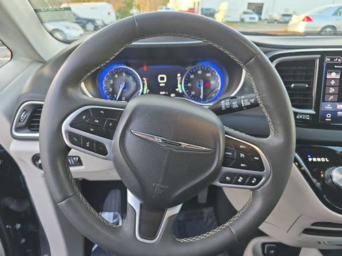 Used 2024 Chrysler Pacifica Touring-L FWD image 17