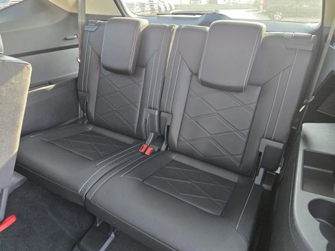 Used 2025 Volkswagen Atlas SE image 25