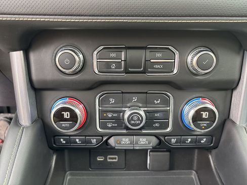 Used 2021 GMC Yukon SLT w/ SLT Luxury Plus Package AWD/4WD image 29