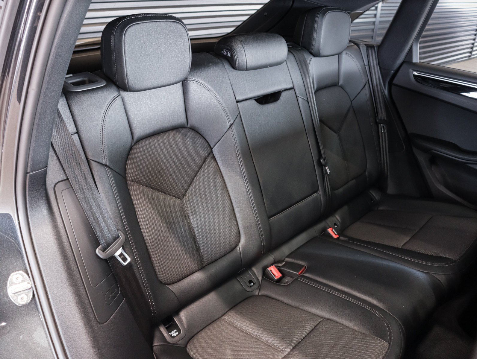 Certified 2024 Porsche Macan AWD/4WD image 6