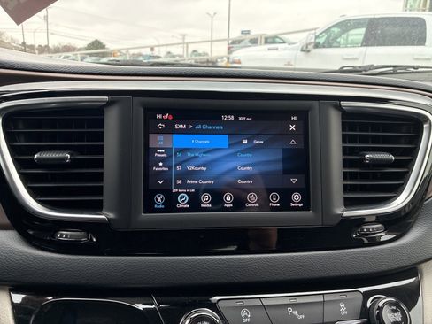 Used 2019 Chrysler Pacifica Touring-L image 23
