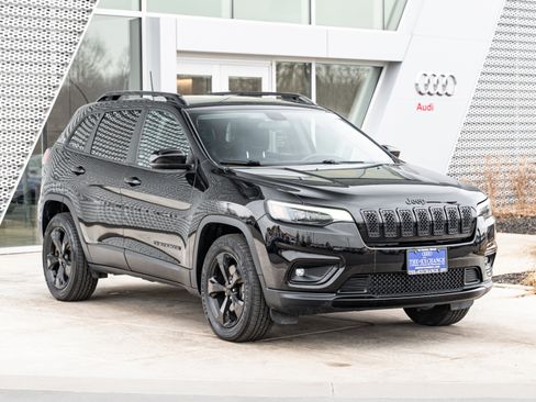 Used 2019 Jeep Cherokee Latitude Plus image 2