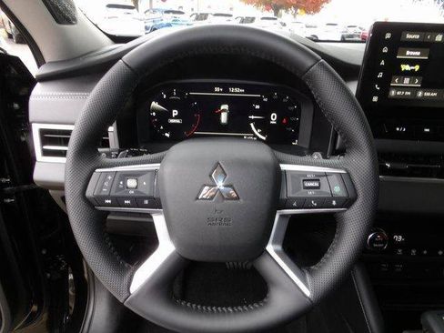 New 2025 Mitsubishi Outlander SE image 33