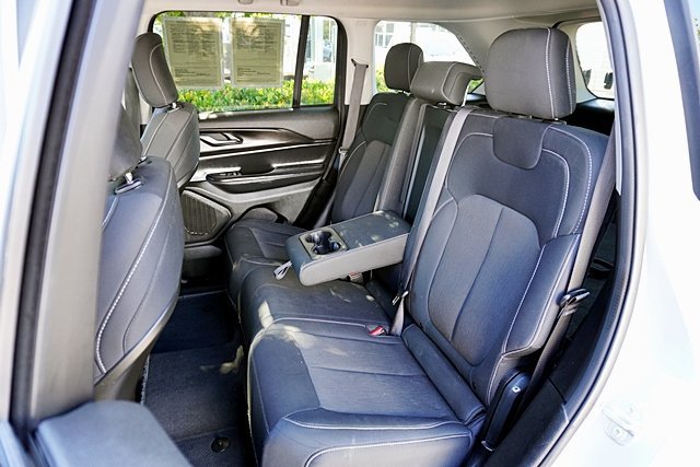 Used 2023 Jeep Grand Cherokee Laredo RWD image 17