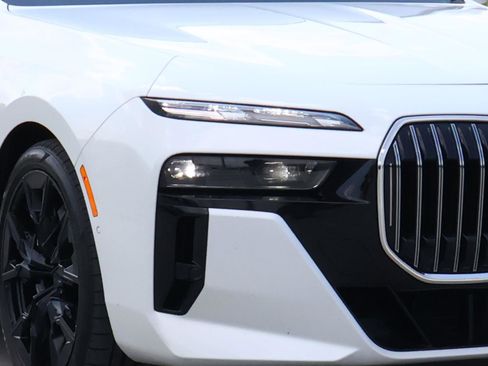 Used 2023 BMW 760i xDrive w/ Executive Package image 8