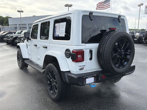 Used 2022 Jeep Wrangler Unlimited Sahara w/ Cold Weather Group AWD/4WD image 8