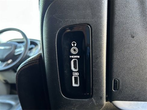 Used 2017 Chrysler Pacifica Touring-L Plus image 33