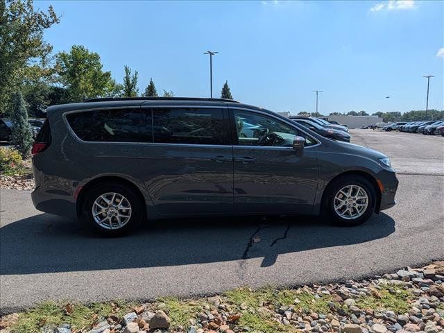 Used 2022 Chrysler Pacifica Touring-L w/ Uconnect Theater Family Group FWD image 6