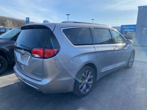 Used 2017 Chrysler Pacifica Limited image 7