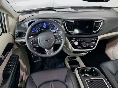 Certified 2024 Chrysler Pacifica Touring-L image 32