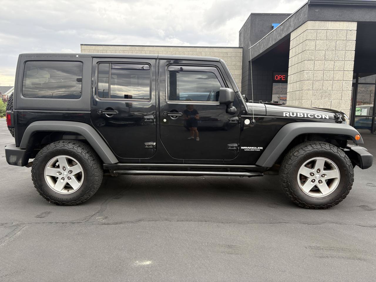 Used 2012 Jeep Wrangler Unlimited Rubicon w/ Dual Top Group AWD/4WD image 4