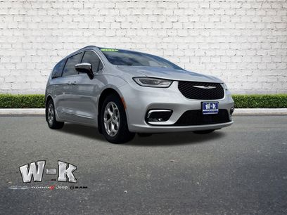 Used 2023 Chrysler Pacifica Limited w/ Uconnect Theater Family Group