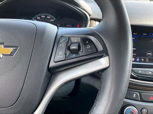 Used 2021 Chevrolet Trax LT w/ Sport Edition image 12