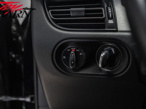 Used 2020 Porsche Macan Turbo image 28