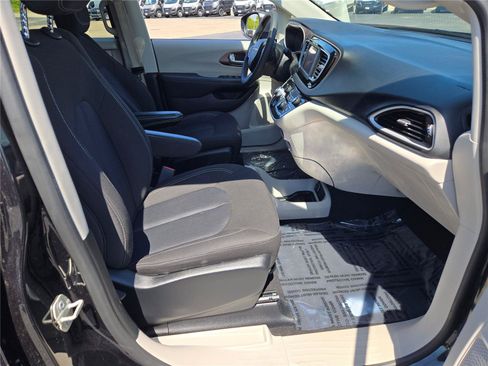 Certified 2023 Chrysler Voyager LX FWD image 8