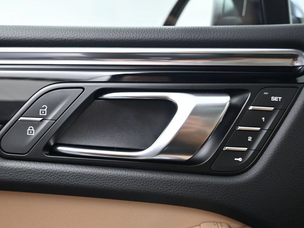 Certified 2026 Porsche Macan AWD/4WD image 18